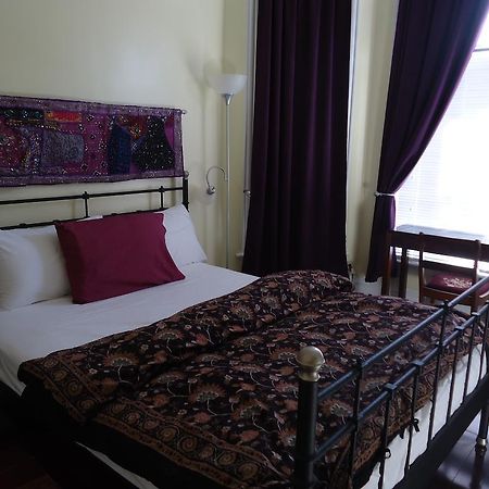 Spadina 11 Guesthouse โตรอนโต ภายนอก รูปภาพ