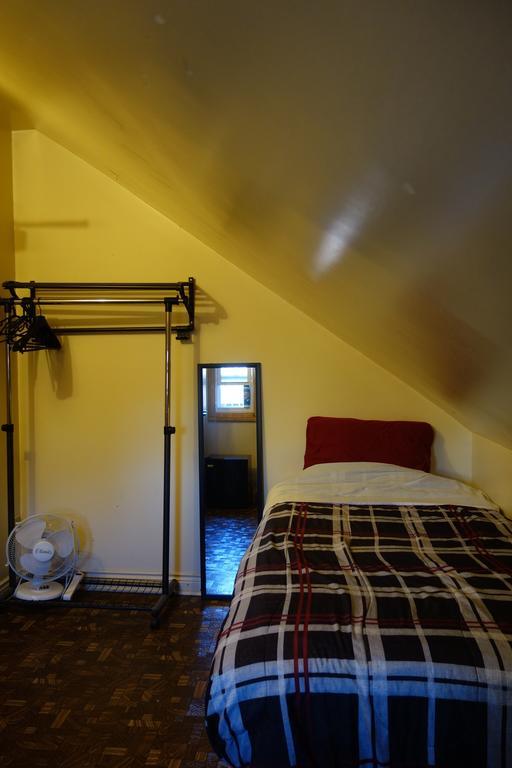 Spadina 11 Guesthouse โตรอนโต ห้อง รูปภาพ