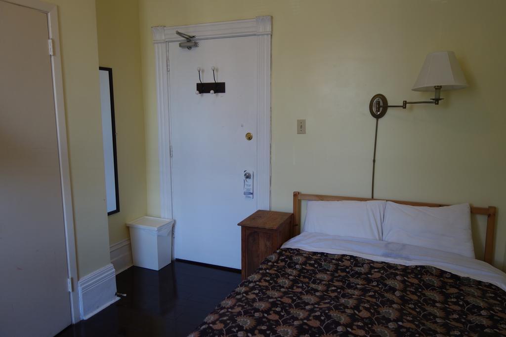 Spadina 11 Guesthouse โตรอนโต ห้อง รูปภาพ