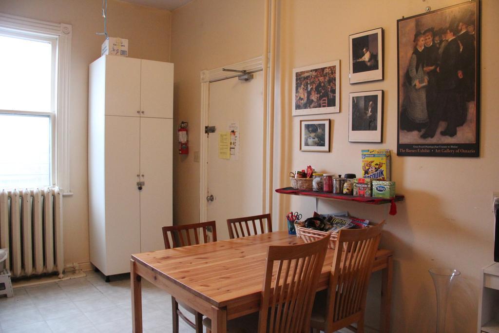 Spadina 11 Guesthouse โตรอนโต ภายนอก รูปภาพ