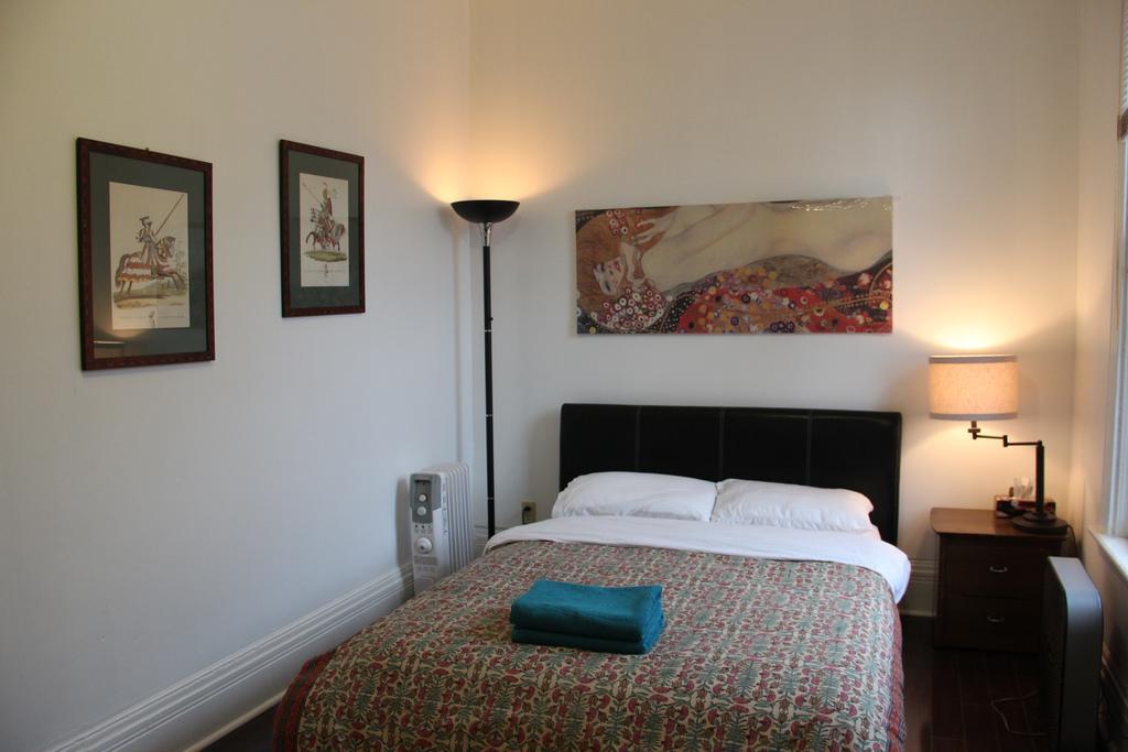 Spadina 11 Guesthouse โตรอนโต ห้อง รูปภาพ