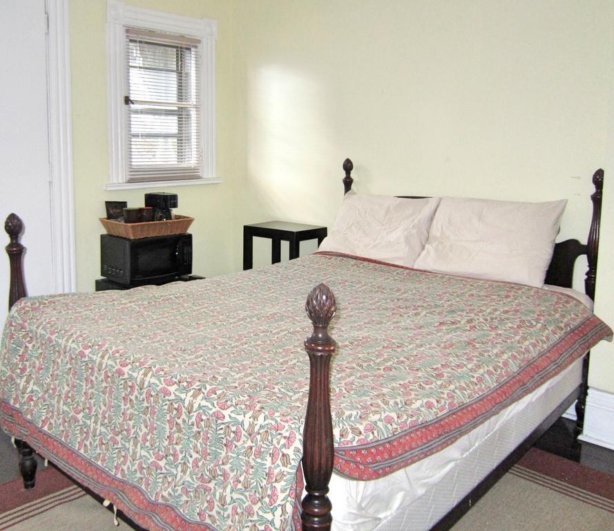 Spadina 11 Guesthouse โตรอนโต ภายนอก รูปภาพ