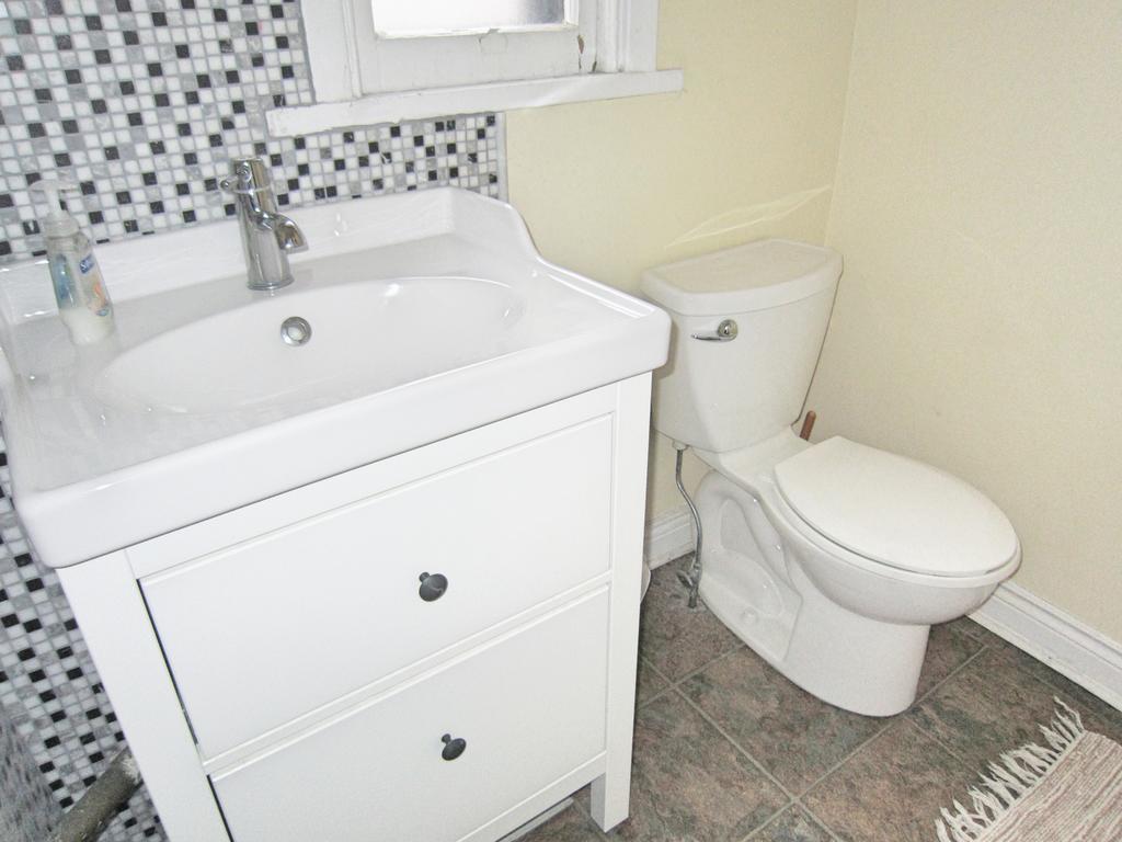 Spadina 11 Guesthouse โตรอนโต ภายนอก รูปภาพ
