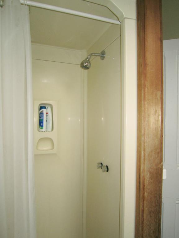 Spadina 11 Guesthouse โตรอนโต ภายนอก รูปภาพ