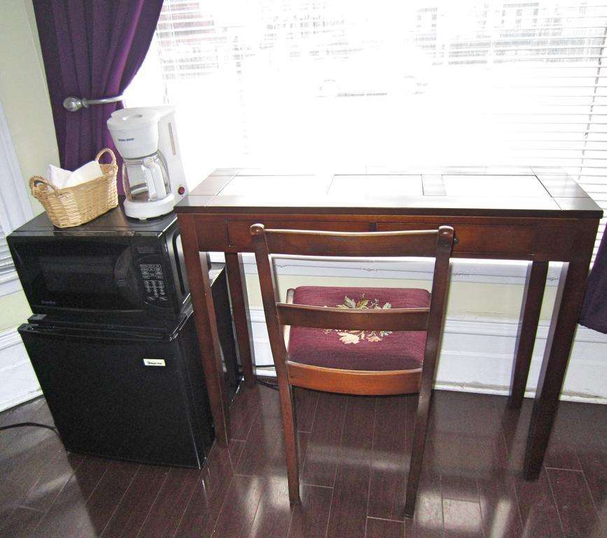 Spadina 11 Guesthouse โตรอนโต ภายนอก รูปภาพ