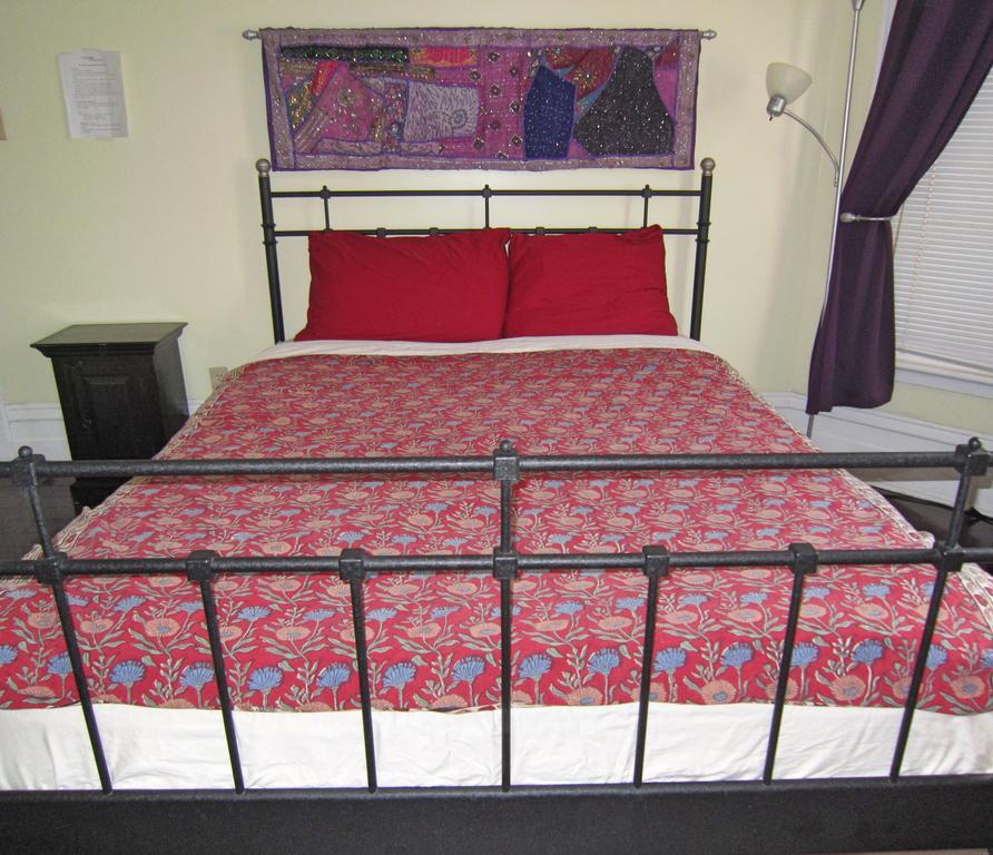 Spadina 11 Guesthouse โตรอนโต ภายนอก รูปภาพ