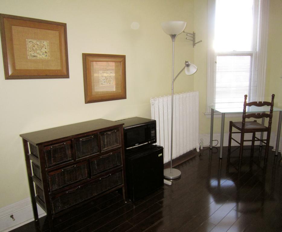Spadina 11 Guesthouse โตรอนโต ภายนอก รูปภาพ