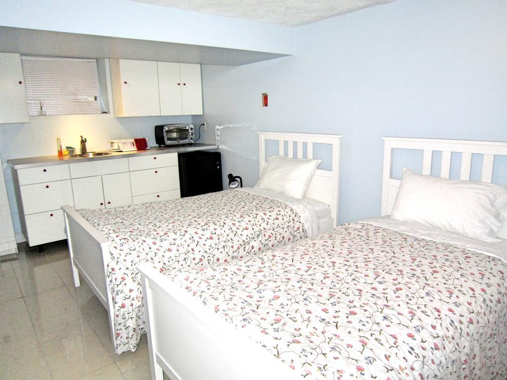 Spadina 11 Guesthouse โตรอนโต ภายนอก รูปภาพ