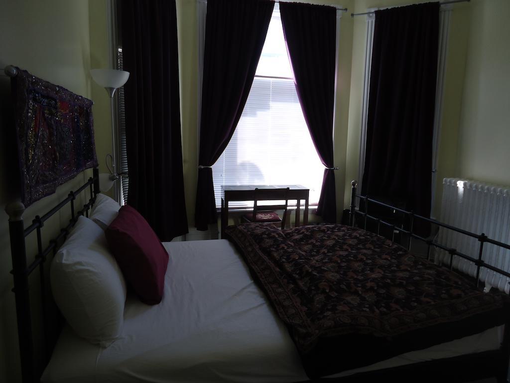 Spadina 11 Guesthouse โตรอนโต ภายนอก รูปภาพ