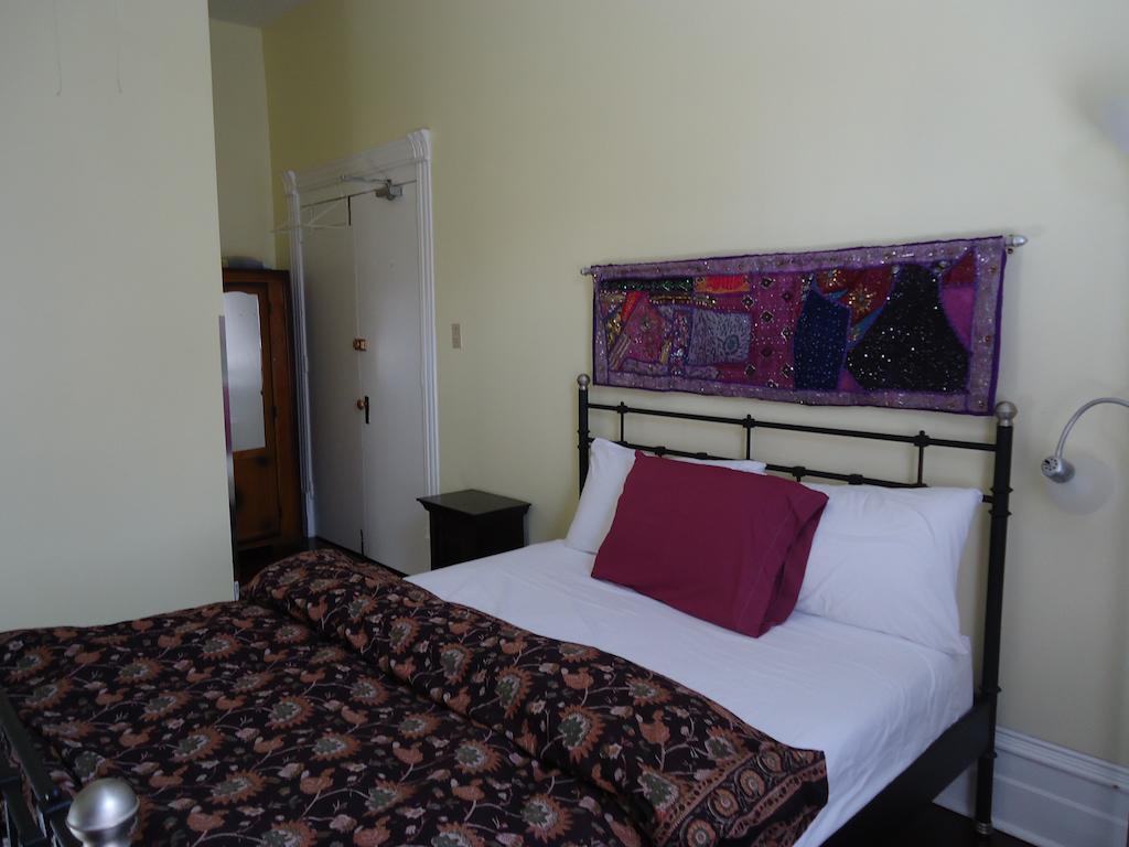 Spadina 11 Guesthouse โตรอนโต ภายนอก รูปภาพ