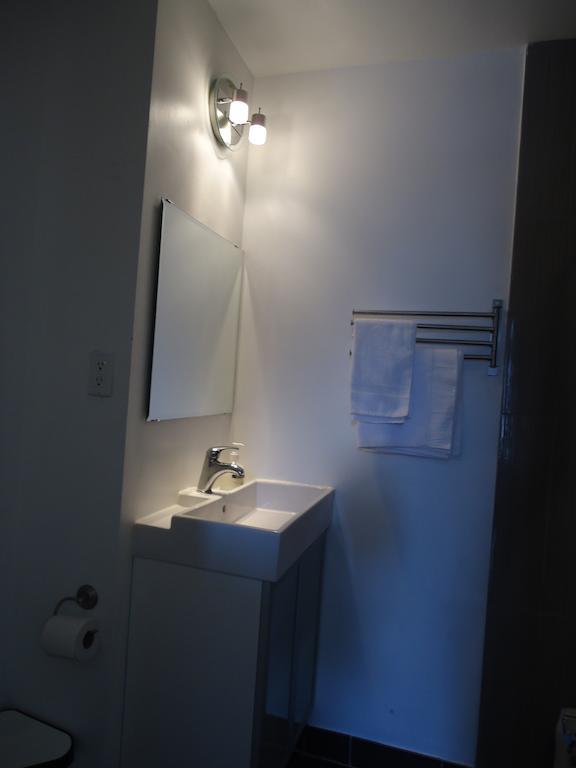 Spadina 11 Guesthouse โตรอนโต ภายนอก รูปภาพ
