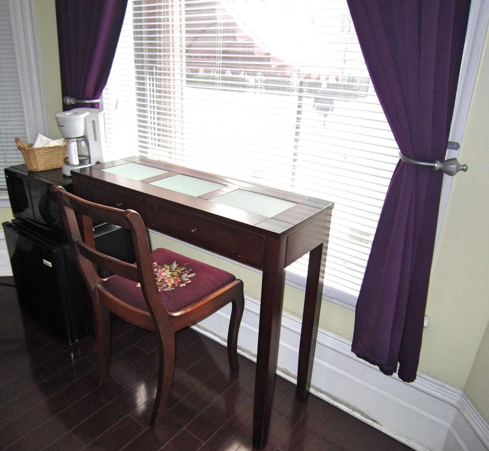 Spadina 11 Guesthouse โตรอนโต ภายนอก รูปภาพ