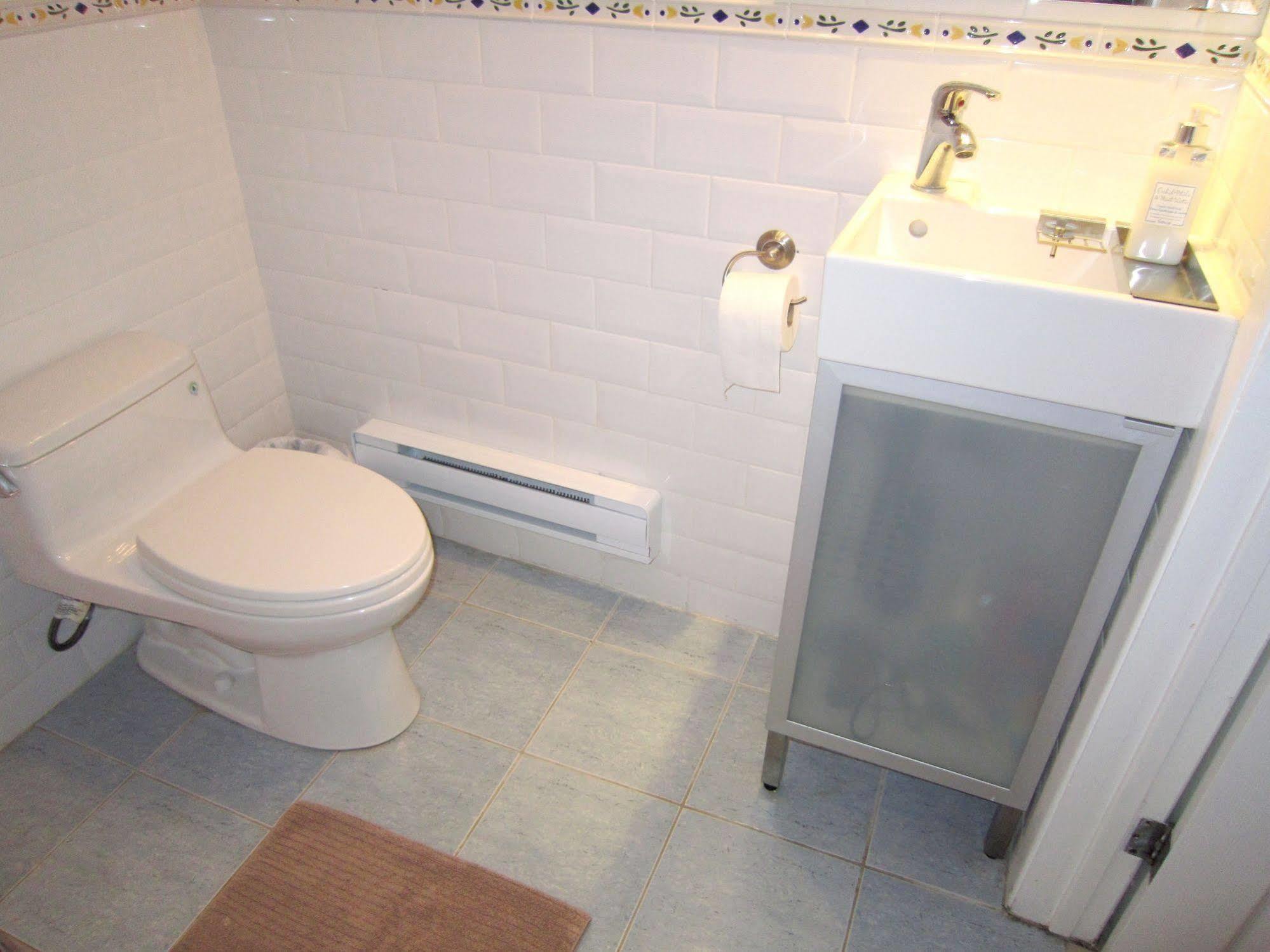 Spadina 11 Guesthouse โตรอนโต ภายนอก รูปภาพ