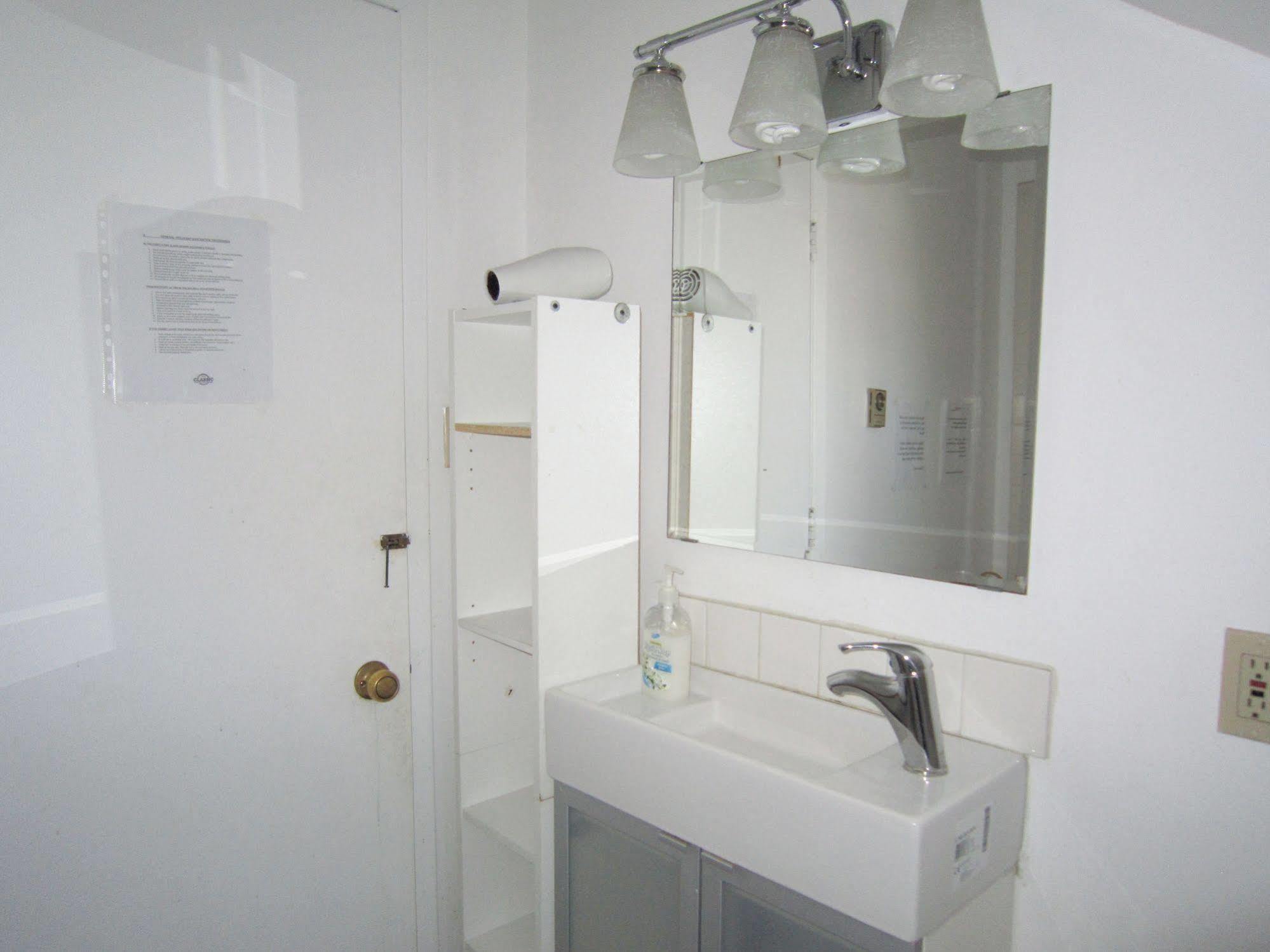 Spadina 11 Guesthouse โตรอนโต ภายนอก รูปภาพ