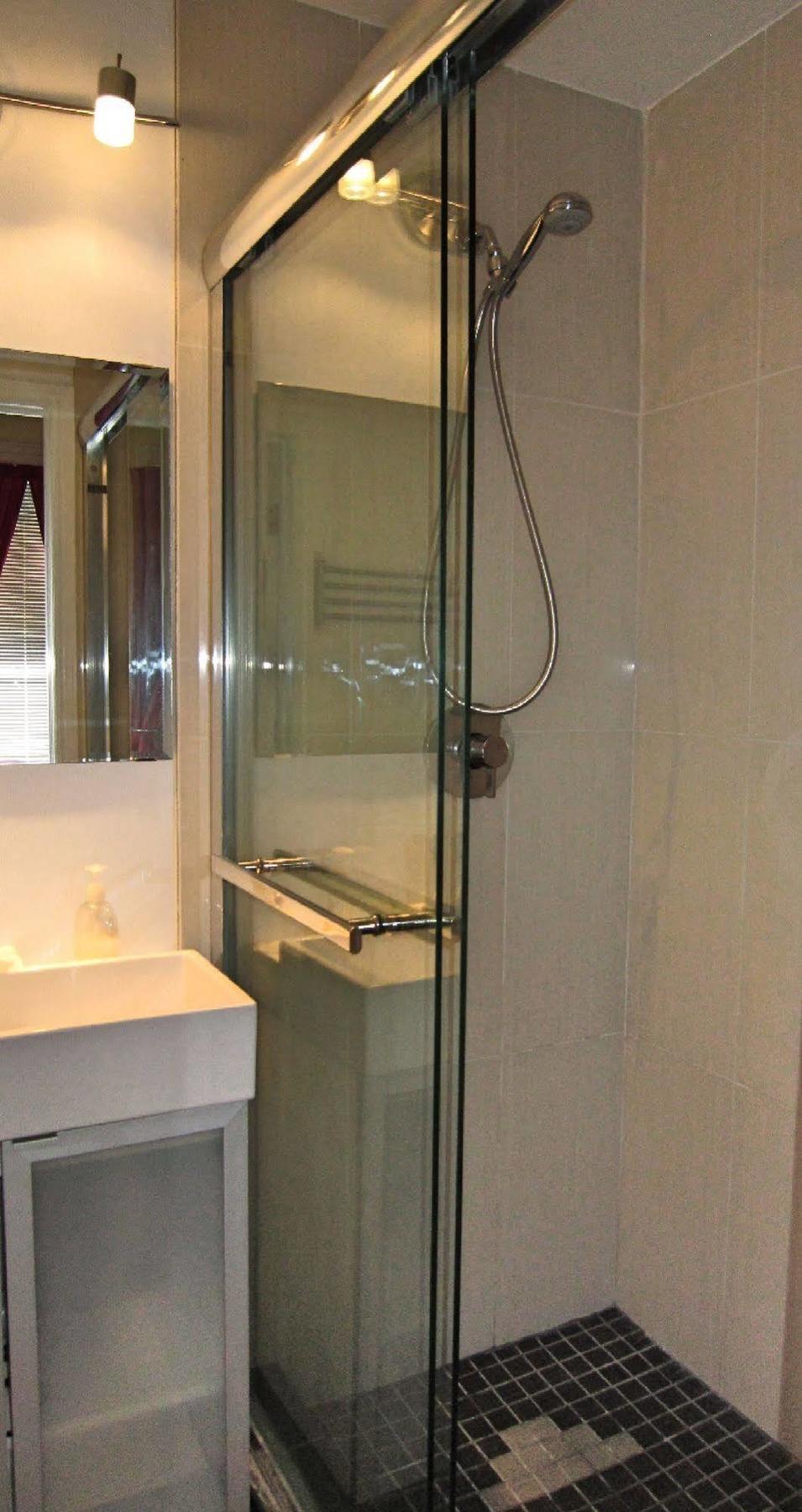 Spadina 11 Guesthouse โตรอนโต ภายนอก รูปภาพ