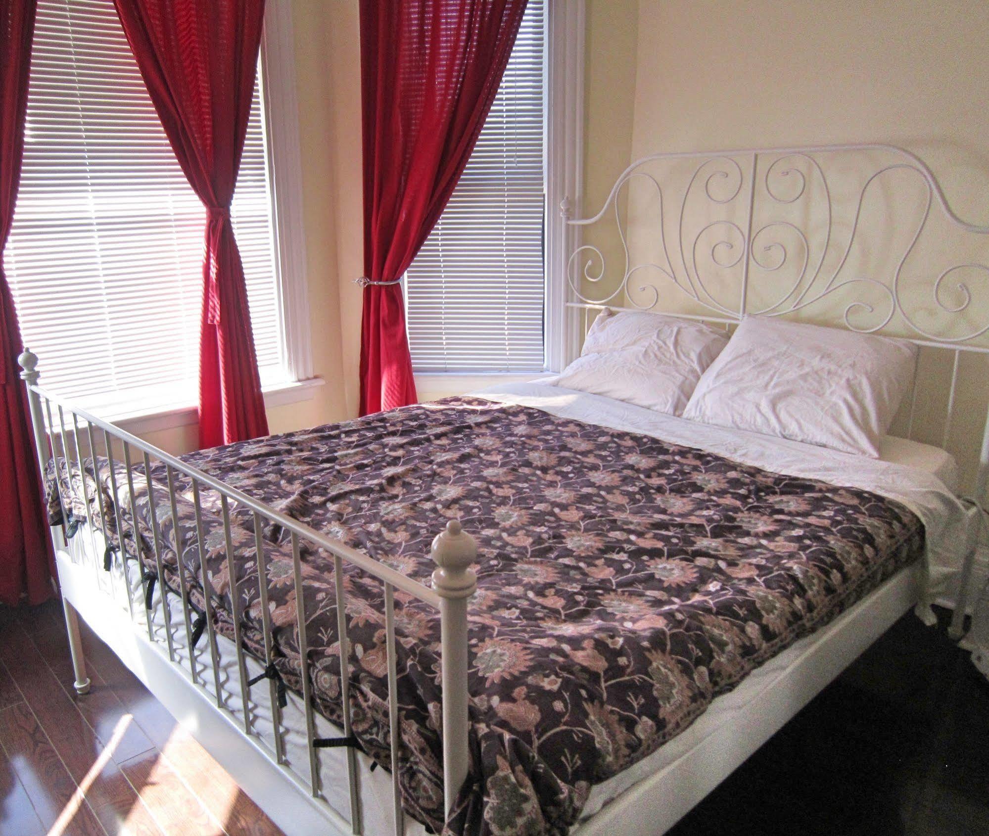 Spadina 11 Guesthouse โตรอนโต ภายนอก รูปภาพ