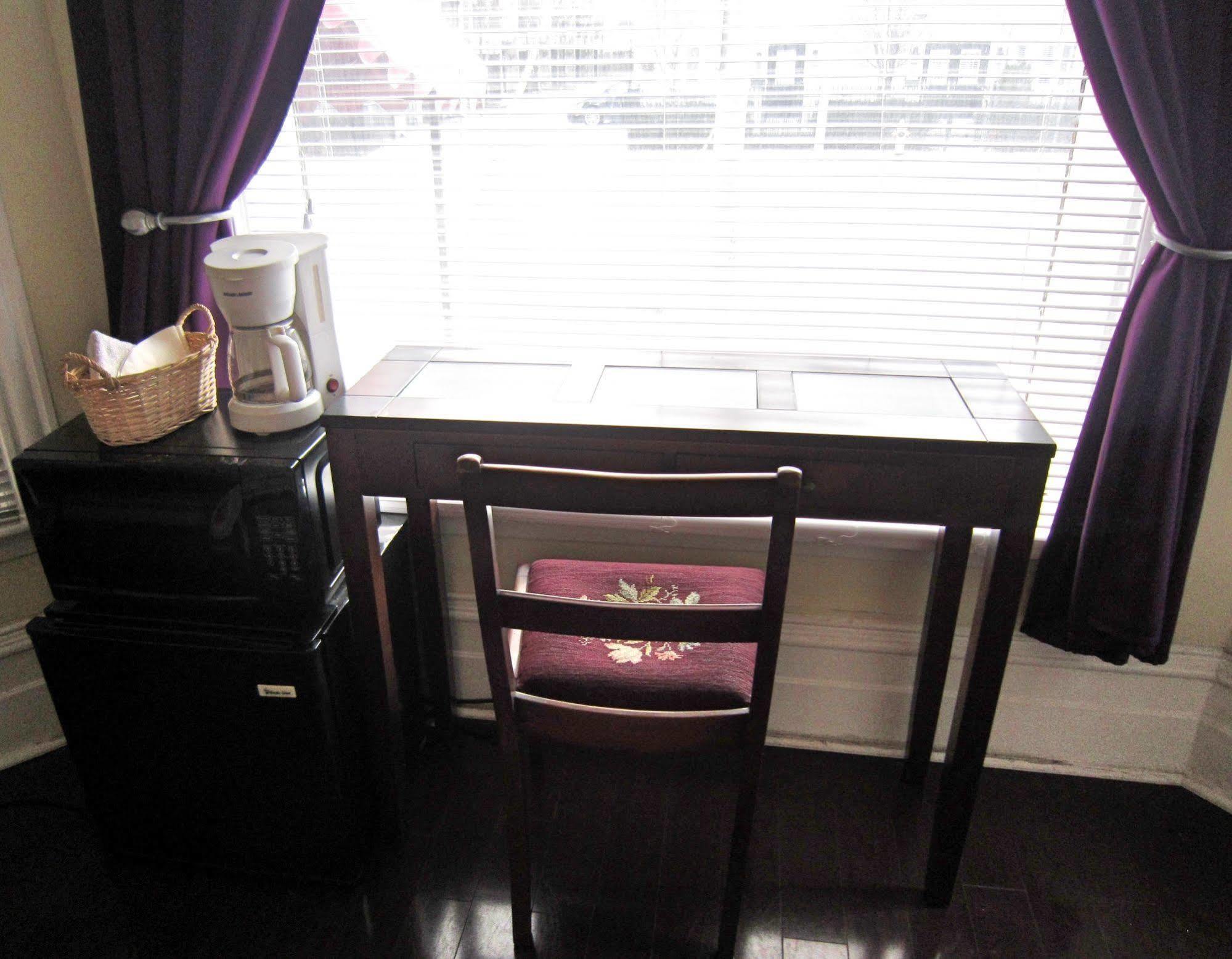 Spadina 11 Guesthouse โตรอนโต ภายนอก รูปภาพ