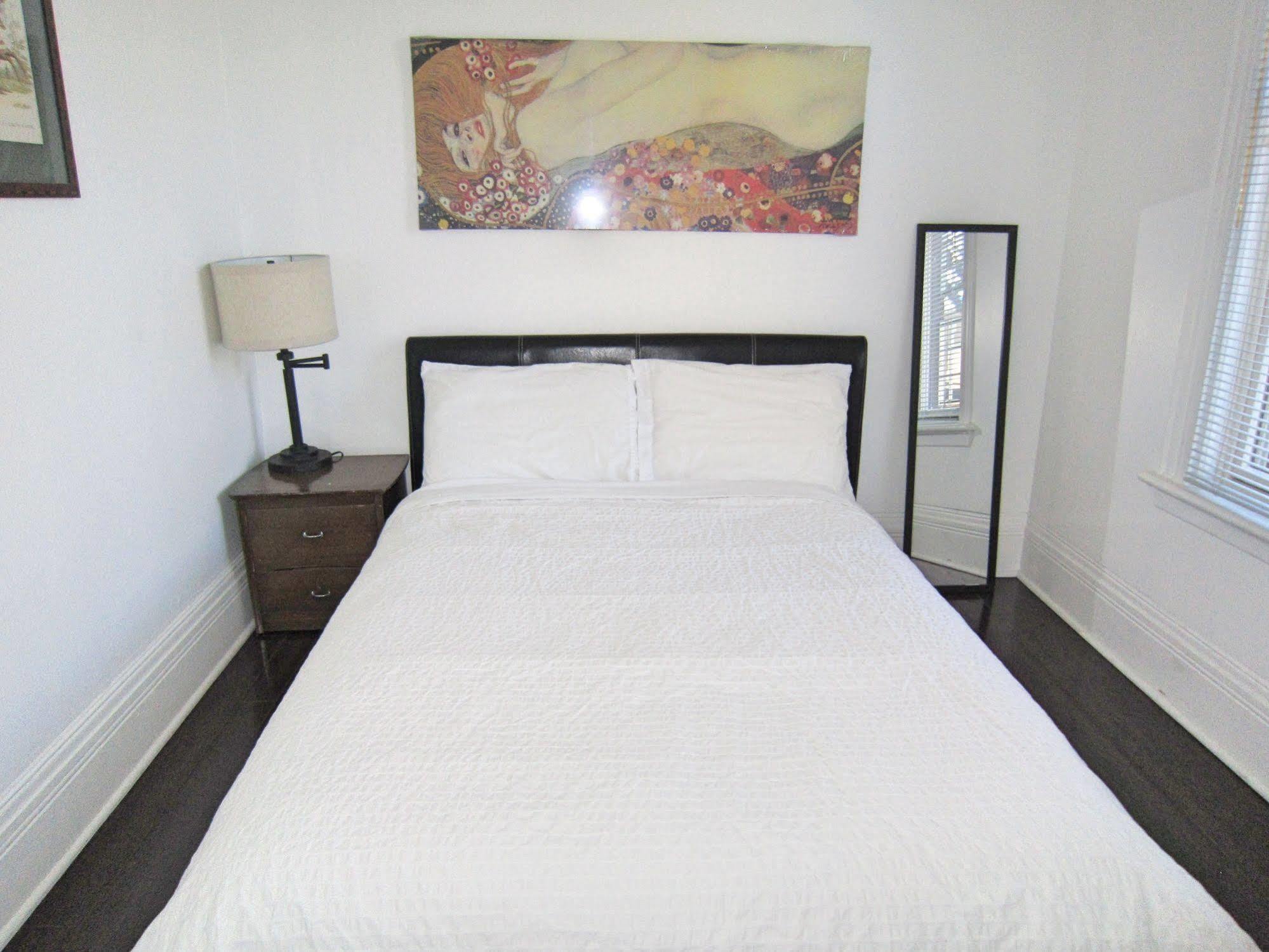 Spadina 11 Guesthouse โตรอนโต ภายนอก รูปภาพ