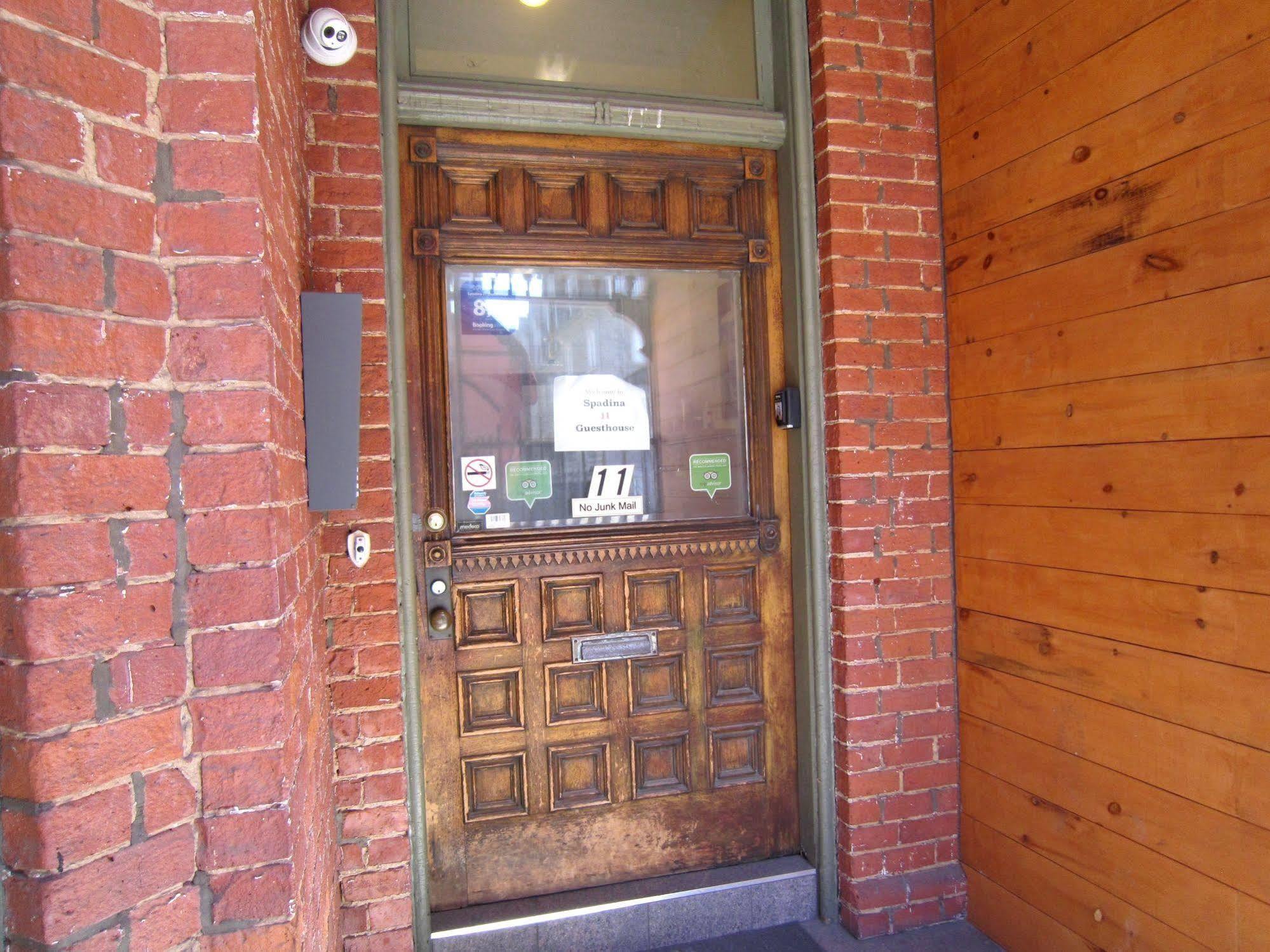 Spadina 11 Guesthouse โตรอนโต ภายนอก รูปภาพ