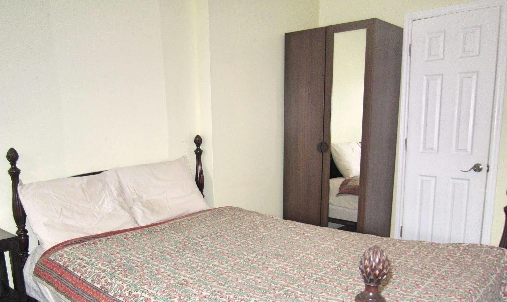 Spadina 11 Guesthouse โตรอนโต ภายนอก รูปภาพ