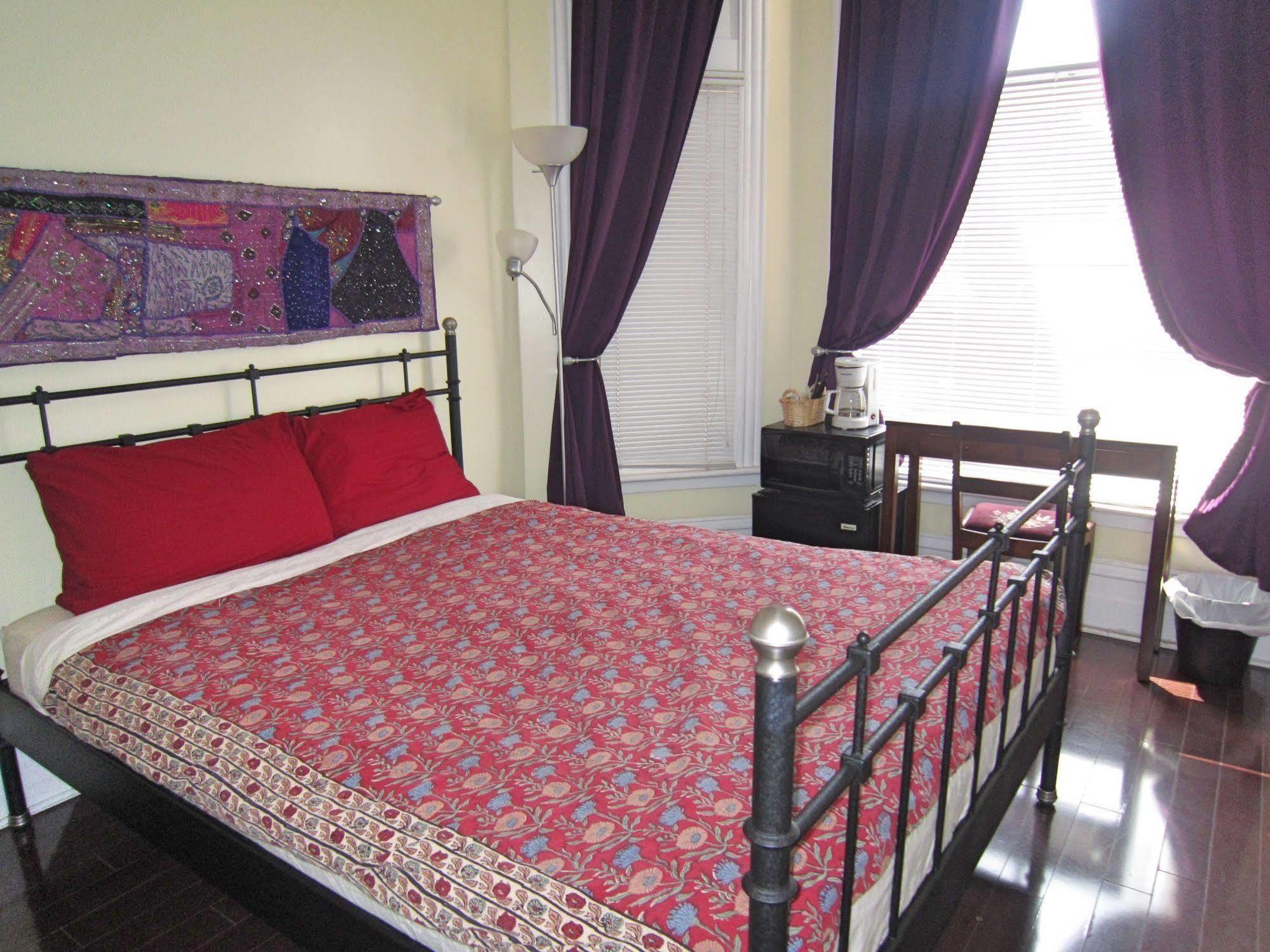 Spadina 11 Guesthouse โตรอนโต ภายนอก รูปภาพ