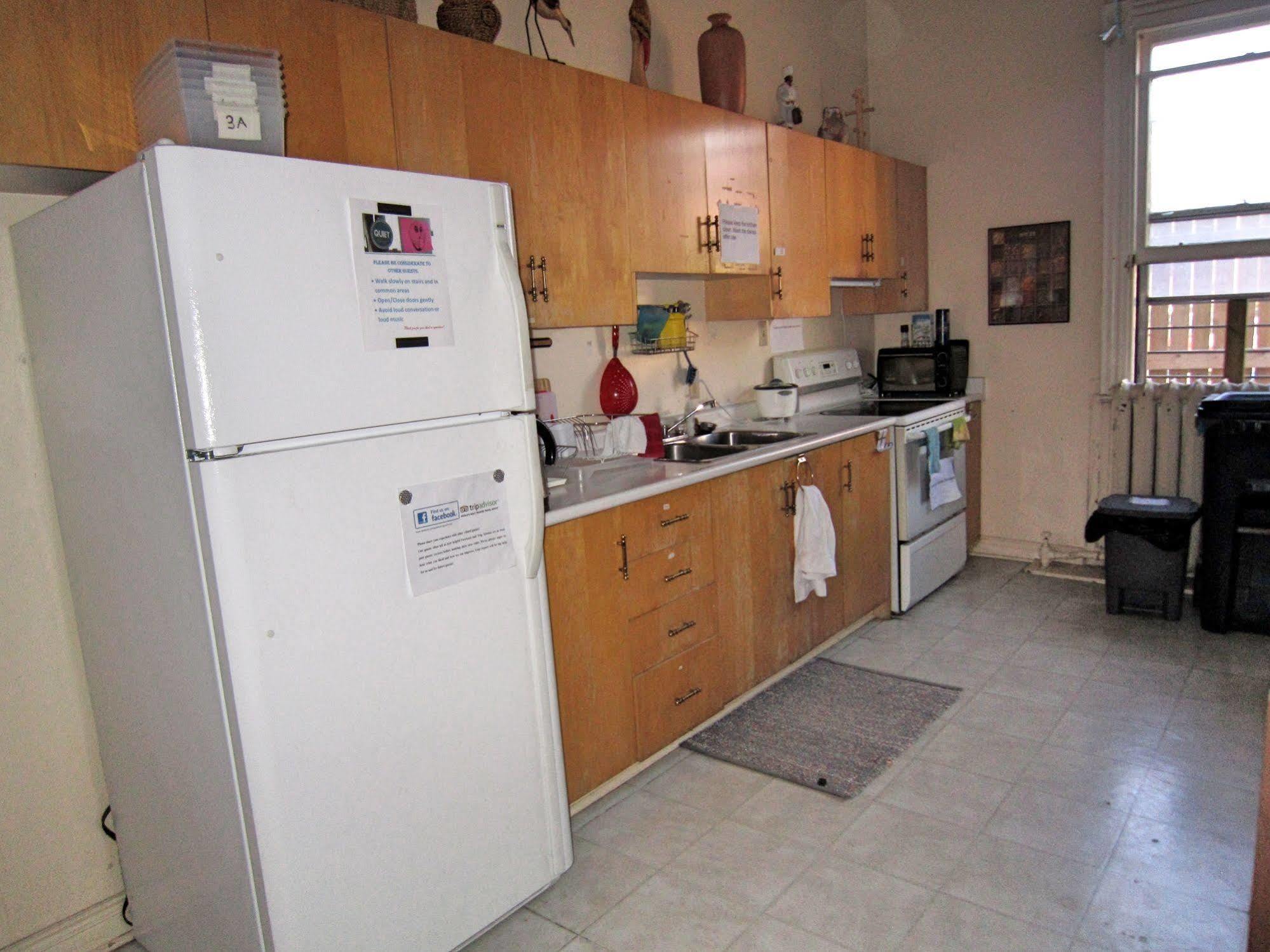 Spadina 11 Guesthouse โตรอนโต ภายนอก รูปภาพ