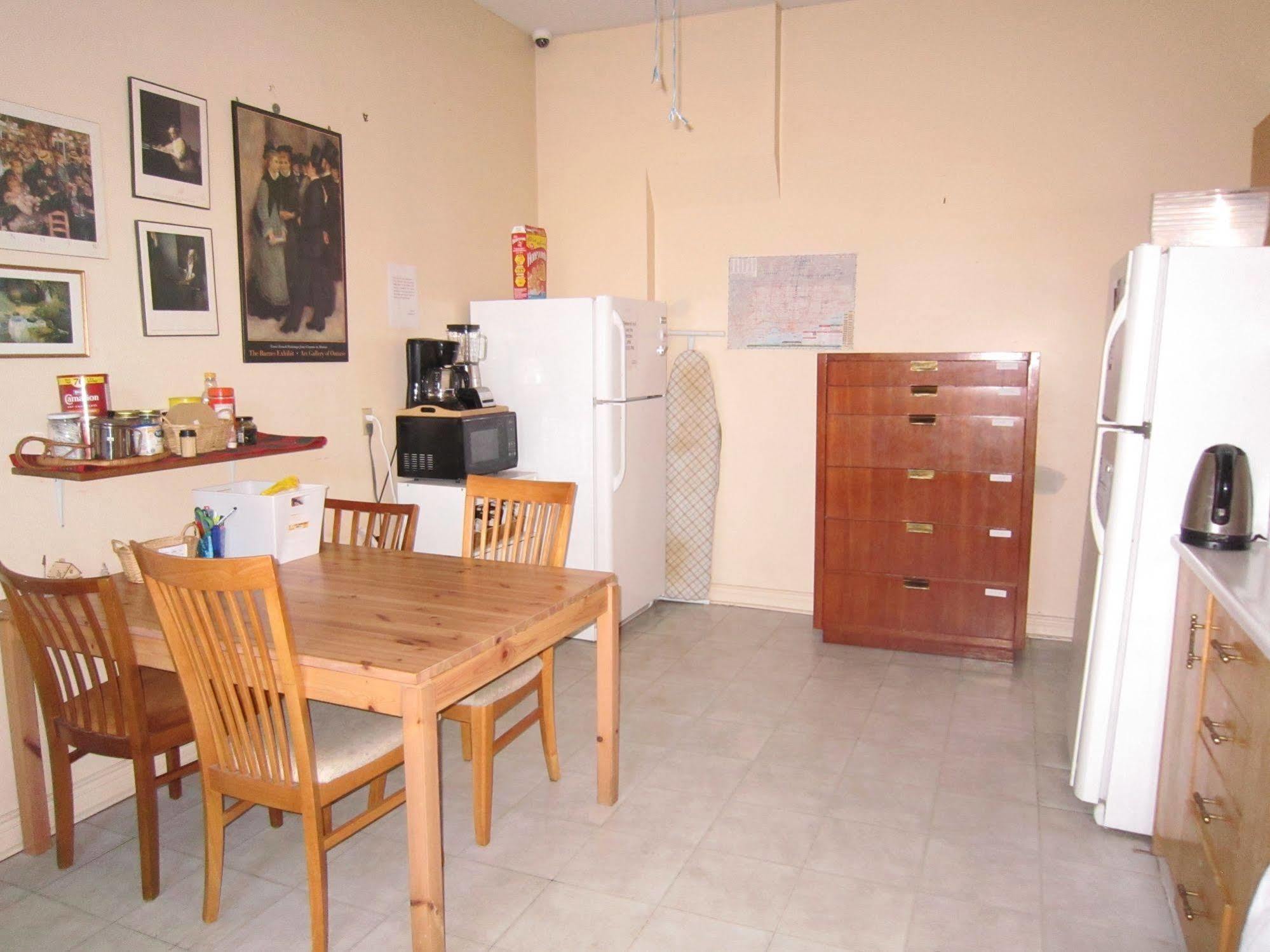 Spadina 11 Guesthouse โตรอนโต ภายนอก รูปภาพ